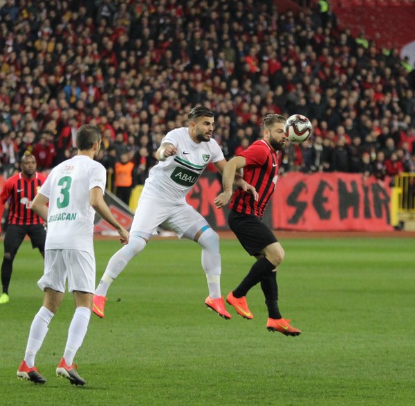 Eskişehirspor Denizlispor karşılaşması 1-1 beraberlikle sona erdi. Eskişehirspor taraftarı ise maça damga vurdu. 90 dakikanın sonunda tüm Türkiye'nin dilinde Eskişehirspor taraftarı vardı. Maçta taraftar rekoru kırıldı.