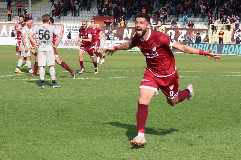 Eskişehirspor son 2 haftada evinde aldığı galibiyetlerle hava yakalamıştı ve bugün Elazığspor'u yenerek ligde üst sıralara yükselmek istiyordu. Maça harika başlayan Es Es golü de buldu ancak Elazığspor'un gollerine engel olamayınca yine deplasmanda yenildi.
