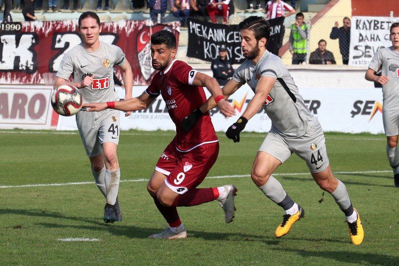 Eskişehirspor son 2 haftada evinde aldığı galibiyetlerle hava yakalamıştı ve bugün Elazığspor'u yenerek ligde üst sıralara yükselmek istiyordu. Maça harika başlayan Es Es golü de buldu ancak Elazığspor'un gollerine engel olamayınca yine deplasmanda yenildi.
