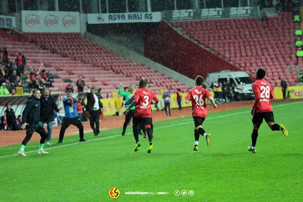 Eskişehirspor Spor Toto 1. Lig'in 29. haftasında Elazığspor'u müthiş bir geri dönüş yaparak 3-1 yendi ve altın değerinde 3 puan aldı.
