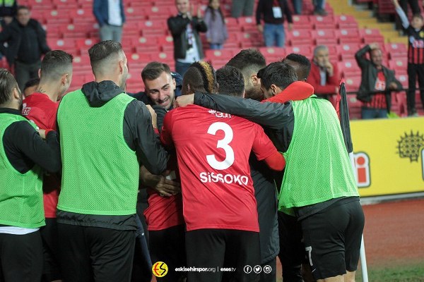 Eskişehirspor Spor Toto 1. Lig'in 29. haftasında Elazığspor'u müthiş bir geri dönüş yaparak 3-1 yendi ve altın değerinde 3 puan aldı.
