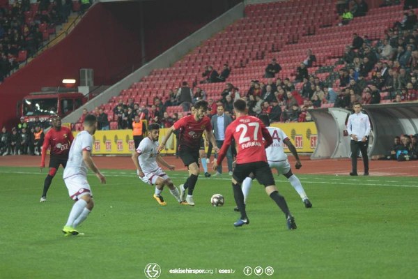 Eskişehirspor Spor Toto 1. Lig'in 29. haftasında Elazığspor'u müthiş bir geri dönüş yaparak 3-1 yendi ve altın değerinde 3 puan aldı.
