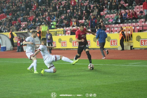 Eskişehirspor Spor Toto 1. Lig'in 29. haftasında Elazığspor'u müthiş bir geri dönüş yaparak 3-1 yendi ve altın değerinde 3 puan aldı.
