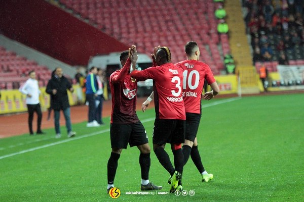 Eskişehirspor Spor Toto 1. Lig'in 29. haftasında Elazığspor'u müthiş bir geri dönüş yaparak 3-1 yendi ve altın değerinde 3 puan aldı.
