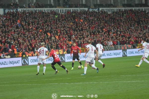 Eskişehirspor Spor Toto 1. Lig'in 29. haftasında Elazığspor'u müthiş bir geri dönüş yaparak 3-1 yendi ve altın değerinde 3 puan aldı.
