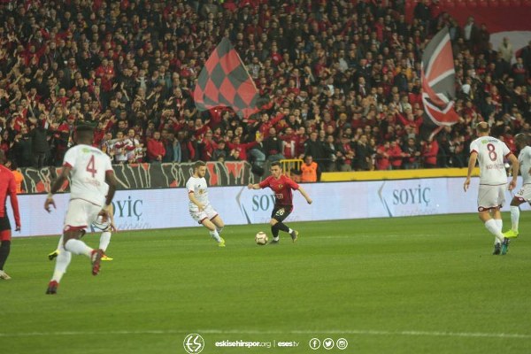 Eskişehirspor Spor Toto 1. Lig'in 29. haftasında Elazığspor'u müthiş bir geri dönüş yaparak 3-1 yendi ve altın değerinde 3 puan aldı.
