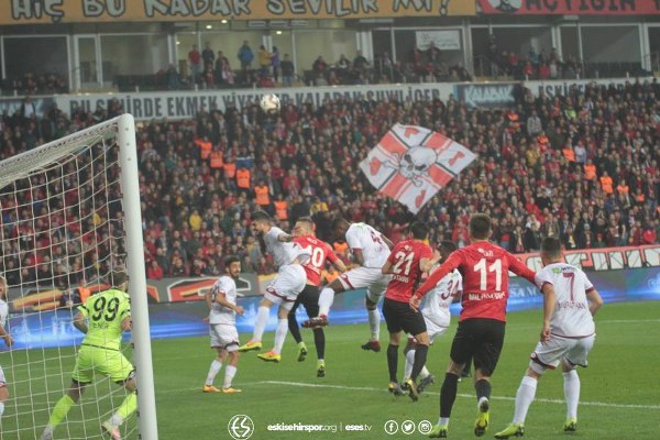 Eskişehirspor Spor Toto 1. Lig'in 29. haftasında Elazığspor'u müthiş bir geri dönüş yaparak 3-1 yendi ve altın değerinde 3 puan aldı.
