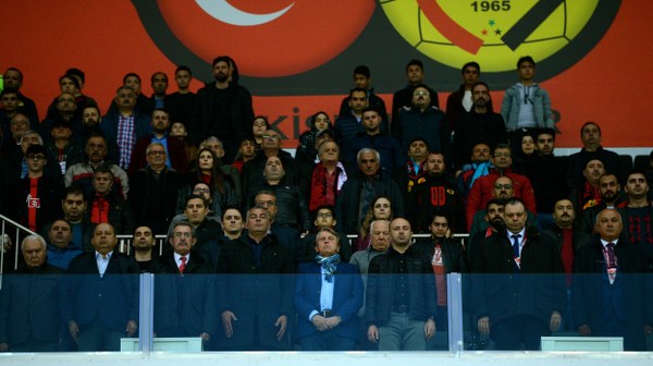 Eskişehirspor Spor Toto 1. Lig'in 29. haftasında Elazığspor'u müthiş bir geri dönüş yaparak 3-1 yendi ve altın değerinde 3 puan aldı.
