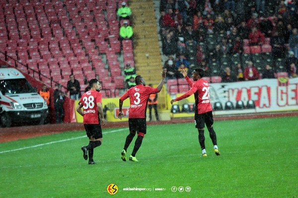 Eskişehirspor Spor Toto 1. Lig'in 29. haftasında Elazığspor'u müthiş bir geri dönüş yaparak 3-1 yendi ve altın değerinde 3 puan aldı.
