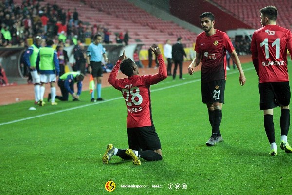 Eskişehirspor Spor Toto 1. Lig'in 29. haftasında Elazığspor'u müthiş bir geri dönüş yaparak 3-1 yendi ve altın değerinde 3 puan aldı.
