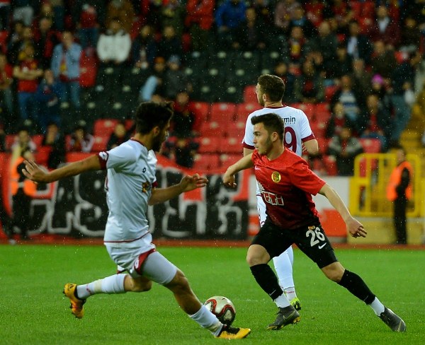 Eskişehirspor Spor Toto 1. Lig'in 29. haftasında Elazığspor'u müthiş bir geri dönüş yaparak 3-1 yendi ve altın değerinde 3 puan aldı.
