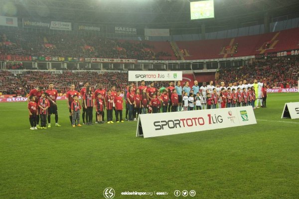 Eskişehirspor Spor Toto 1. Lig'in 29. haftasında Elazığspor'u müthiş bir geri dönüş yaparak 3-1 yendi ve altın değerinde 3 puan aldı.
