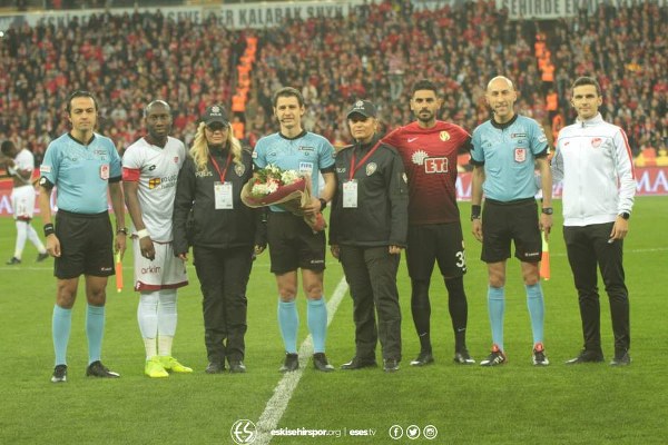 Eskişehirspor Spor Toto 1. Lig'in 29. haftasında Elazığspor'u müthiş bir geri dönüş yaparak 3-1 yendi ve altın değerinde 3 puan aldı.
