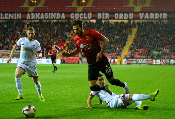 Eskişehirspor Spor Toto 1. Lig'in 29. haftasında Elazığspor'u müthiş bir geri dönüş yaparak 3-1 yendi ve altın değerinde 3 puan aldı.
