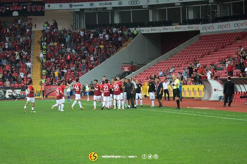 Spor Toto 1. Lig’in 4’üncü haftasında Eskişehirspor sahasında Kardemir Karabükspor’u ağırladı. Eskişehirspor gençlerden oluşan kadrosuyla ilk 3 puanını aldı.
