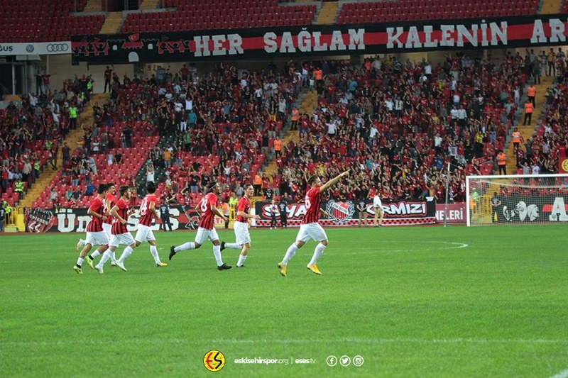 Spor Toto 1. Lig’in 4’üncü haftasında Eskişehirspor sahasında Kardemir Karabükspor’u ağırladı. Eskişehirspor gençlerden oluşan kadrosuyla ilk 3 puanını aldı.
