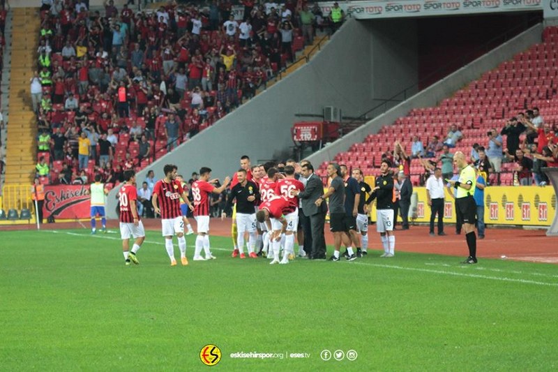 Spor Toto 1. Lig’in 4’üncü haftasında Eskişehirspor sahasında Kardemir Karabükspor’u ağırladı. Eskişehirspor gençlerden oluşan kadrosuyla ilk 3 puanını aldı.
