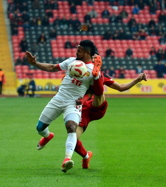 Eskişehirspor, ligin güçlü ve istikrarlı  ekiplerinden Gazişehir Gaziantep FK’ya 4-1 yenildi. Eskişehir Yeni Atatürk stadyumundaki Afrin pankartı dikkat çekti.
