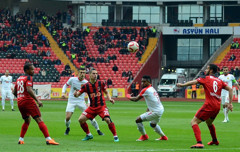 Eskişehirspor, ligin güçlü ve istikrarlı  ekiplerinden Gazişehir Gaziantep FK’ya 4-1 yenildi. Eskişehir Yeni Atatürk stadyumundaki Afrin pankartı dikkat çekti.
