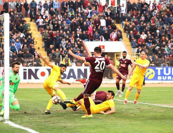 Hatayspor - Eskişehirspor'u 4-0 mağlup ederek puanını 44'e yükseltti. Eskişehirspor ise 25 puanla ligde 16. sıraya geriledi, tehlike çanları tekrar çalmaya başladı...
