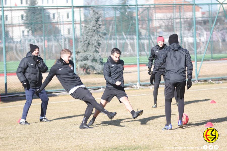 Eskişehirsporumuz, yarın TFF 1.Lig’in 18.haftasında karşılaşacağımız, İstanbulspor A.Ş. maçı hazırlıklarını tamamladı.