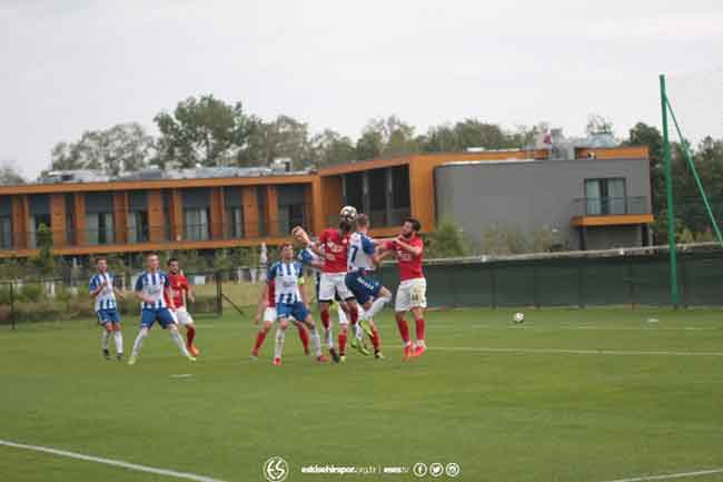 Eskişehirspor, Polonya kampındaki ilk hazırlık maçını kazandı. Polonya 3 Lig takımlarından Wisła Puławy ile karşılaşan Es Es, karşılaşmadan Furgan Polat'ın 33. dakikada attığı penaltı golü ile 1-0 galip ayrıldı.