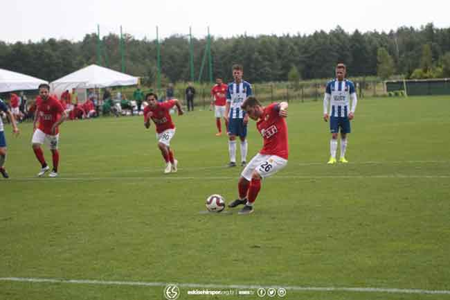 Eskişehirspor, Polonya kampındaki ilk hazırlık maçını kazandı. Polonya 3 Lig takımlarından Wisła Puławy ile karşılaşan Es Es, karşılaşmadan Furgan Polat'ın 33. dakikada attığı penaltı golü ile 1-0 galip ayrıldı.