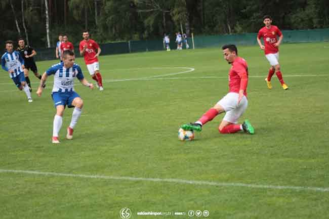 Eskişehirspor, Polonya kampındaki ilk hazırlık maçını kazandı. Polonya 3 Lig takımlarından Wisła Puławy ile karşılaşan Es Es, karşılaşmadan Furgan Polat'ın 33. dakikada attığı penaltı golü ile 1-0 galip ayrıldı.