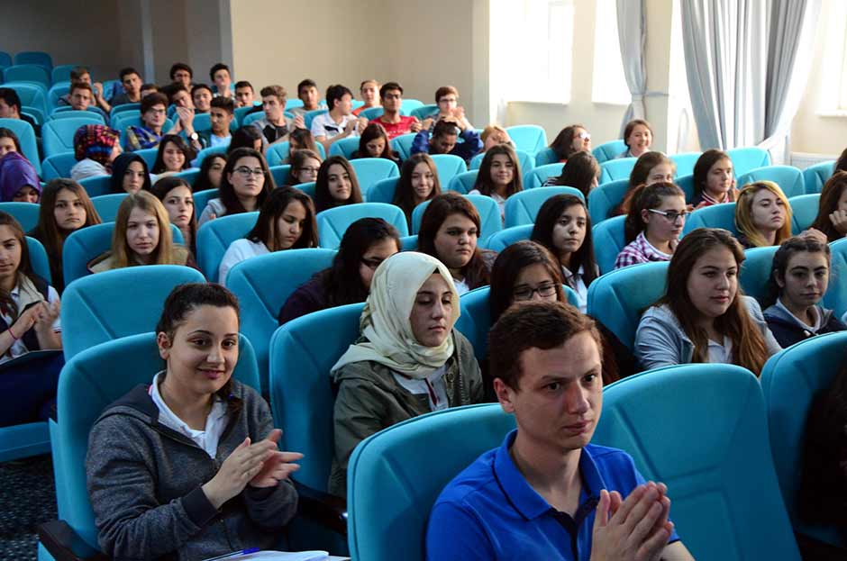 Gençlik ve Spor Bakanlığı, Spor Hizmetleri Dairesi Başkanlığı tarafından düzenlenen "Tecrübe Konuşuyor" isimli programa katılan Ersin Düzen, "İnşallah Eskişehirspor küme düşmez" dedi.