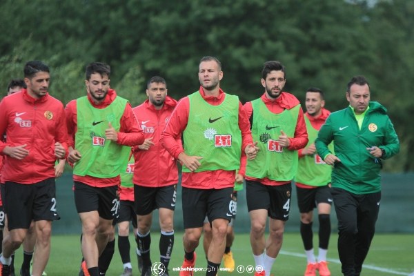  Eskişehirspor, yeni sezon hazırlıklarına Polonya'nın başkenti Varşova'da devam ediyor. Futbolcuların yüzünün gülüyor olması camiayı da mutlu etti ve sezon öncesi umutlandırdı.