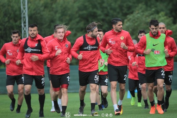  Eskişehirspor, yeni sezon hazırlıklarına Polonya'nın başkenti Varşova'da devam ediyor. Futbolcuların yüzünün gülüyor olması camiayı da mutlu etti ve sezon öncesi umutlandırdı.