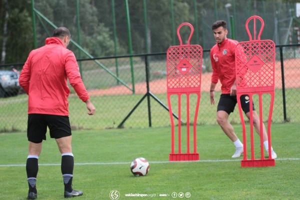  Eskişehirspor, yeni sezon hazırlıklarına Polonya'nın başkenti Varşova'da devam ediyor. Futbolcuların yüzünün gülüyor olması camiayı da mutlu etti ve sezon öncesi umutlandırdı.