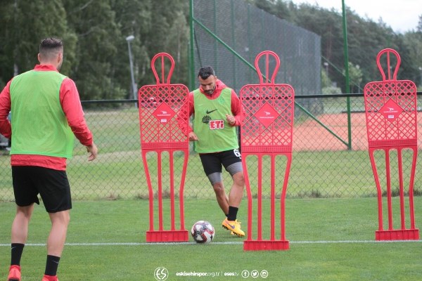  Eskişehirspor, yeni sezon hazırlıklarına Polonya'nın başkenti Varşova'da devam ediyor. Futbolcuların yüzünün gülüyor olması camiayı da mutlu etti ve sezon öncesi umutlandırdı.