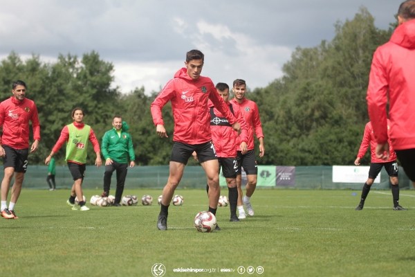  Eskişehirspor, yeni sezon hazırlıklarına Polonya'nın başkenti Varşova'da devam ediyor. Futbolcuların yüzünün gülüyor olması camiayı da mutlu etti ve sezon öncesi umutlandırdı.