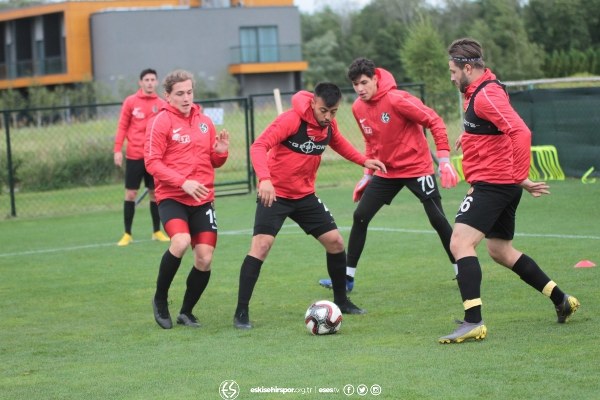  Eskişehirspor, yeni sezon hazırlıklarına Polonya'nın başkenti Varşova'da devam ediyor. Futbolcuların yüzünün gülüyor olması camiayı da mutlu etti ve sezon öncesi umutlandırdı.