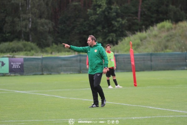  Eskişehirspor, yeni sezon hazırlıklarına Polonya'nın başkenti Varşova'da devam ediyor. Futbolcuların yüzünün gülüyor olması camiayı da mutlu etti ve sezon öncesi umutlandırdı.