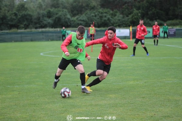  Eskişehirspor, yeni sezon hazırlıklarına Polonya'nın başkenti Varşova'da devam ediyor. Futbolcuların yüzünün gülüyor olması camiayı da mutlu etti ve sezon öncesi umutlandırdı.