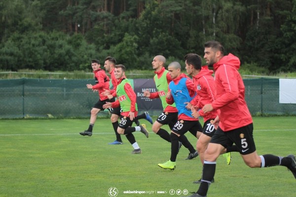  Eskişehirspor, yeni sezon hazırlıklarına Polonya'nın başkenti Varşova'da devam ediyor. Futbolcuların yüzünün gülüyor olması camiayı da mutlu etti ve sezon öncesi umutlandırdı.