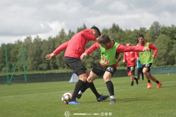  Eskişehirspor, yeni sezon hazırlıklarına Polonya'nın başkenti Varşova'da devam ediyor. Futbolcuların yüzünün gülüyor olması camiayı da mutlu etti ve sezon öncesi umutlandırdı.