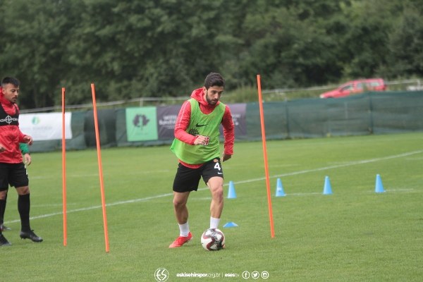  Eskişehirspor, yeni sezon hazırlıklarına Polonya'nın başkenti Varşova'da devam ediyor. Futbolcuların yüzünün gülüyor olması camiayı da mutlu etti ve sezon öncesi umutlandırdı.