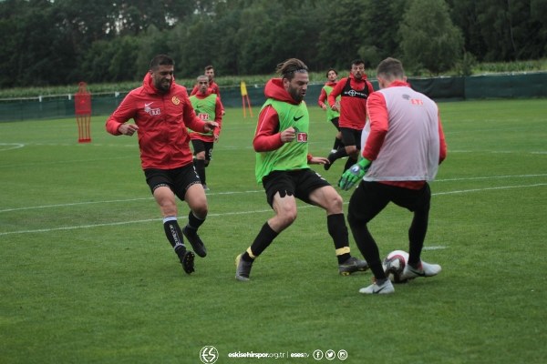  Eskişehirspor, yeni sezon hazırlıklarına Polonya'nın başkenti Varşova'da devam ediyor. Futbolcuların yüzünün gülüyor olması camiayı da mutlu etti ve sezon öncesi umutlandırdı.