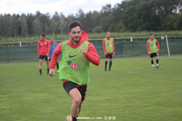  Eskişehirspor, yeni sezon hazırlıklarına Polonya'nın başkenti Varşova'da devam ediyor. Futbolcuların yüzünün gülüyor olması camiayı da mutlu etti ve sezon öncesi umutlandırdı.