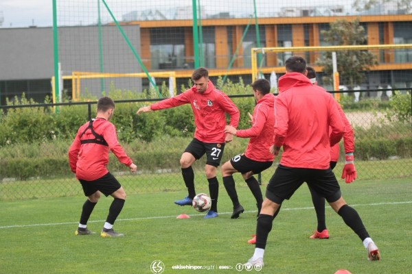  Eskişehirspor, yeni sezon hazırlıklarına Polonya'nın başkenti Varşova'da devam ediyor. Futbolcuların yüzünün gülüyor olması camiayı da mutlu etti ve sezon öncesi umutlandırdı.