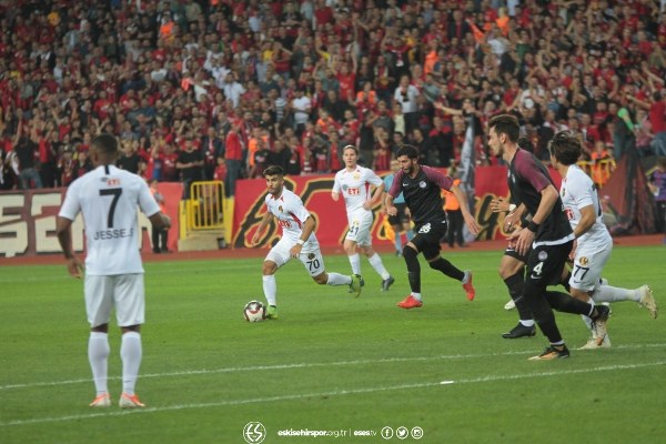 TFF 1. Lig'in ilk hafta kapanış maçında Eskişehirspor ile Keçiörengücü 1-1 berabere kaldı. Maça yine Eskişehirspor taraftarı damga vurdu. İşte karşılaşmadan kareler...