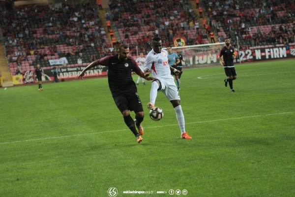 TFF 1. Lig'in ilk hafta kapanış maçında Eskişehirspor ile Keçiörengücü 1-1 berabere kaldı. Maça yine Eskişehirspor taraftarı damga vurdu. İşte karşılaşmadan kareler...