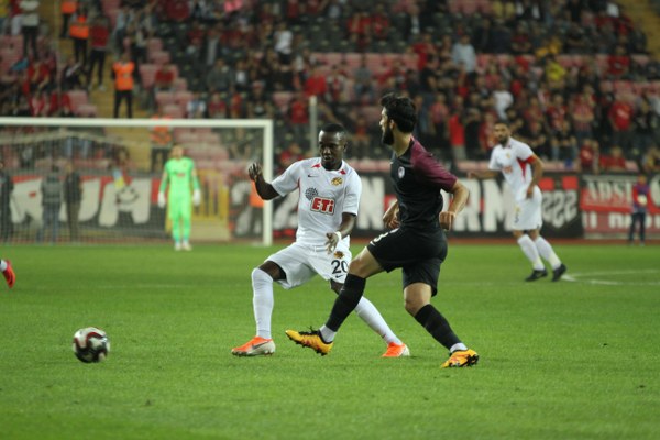 TFF 1. Lig'in ilk hafta kapanış maçında Eskişehirspor ile Keçiörengücü 1-1 berabere kaldı. Maça yine Eskişehirspor taraftarı damga vurdu. İşte karşılaşmadan kareler...