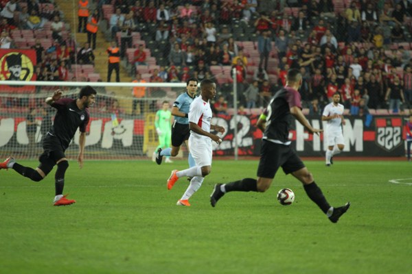 TFF 1. Lig'in ilk hafta kapanış maçında Eskişehirspor ile Keçiörengücü 1-1 berabere kaldı. Maça yine Eskişehirspor taraftarı damga vurdu. İşte karşılaşmadan kareler...