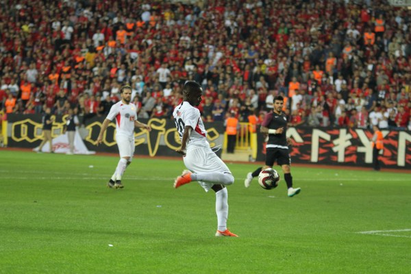 TFF 1. Lig'in ilk hafta kapanış maçında Eskişehirspor ile Keçiörengücü 1-1 berabere kaldı. Maça yine Eskişehirspor taraftarı damga vurdu. İşte karşılaşmadan kareler...