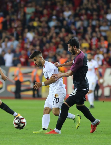 TFF 1. Lig'in ilk hafta kapanış maçında Eskişehirspor ile Keçiörengücü 1-1 berabere kaldı. Maça yine Eskişehirspor taraftarı damga vurdu. İşte karşılaşmadan kareler...