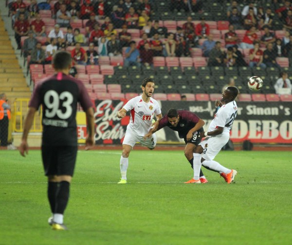 TFF 1. Lig'in ilk hafta kapanış maçında Eskişehirspor ile Keçiörengücü 1-1 berabere kaldı. Maça yine Eskişehirspor taraftarı damga vurdu. İşte karşılaşmadan kareler...